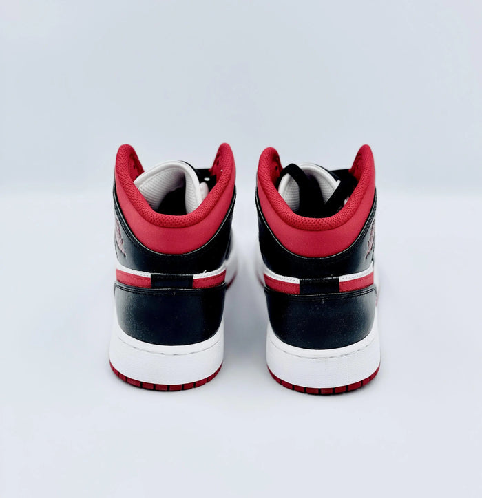 Shop the Air Jordan 1 Mid 'Gym Red' (GS) and discover the latest and hottest shoes from Air Jordan, Nike, Yeezy and more at SA Sneakers, your #1 online store for limited sneakers in Switzerland.