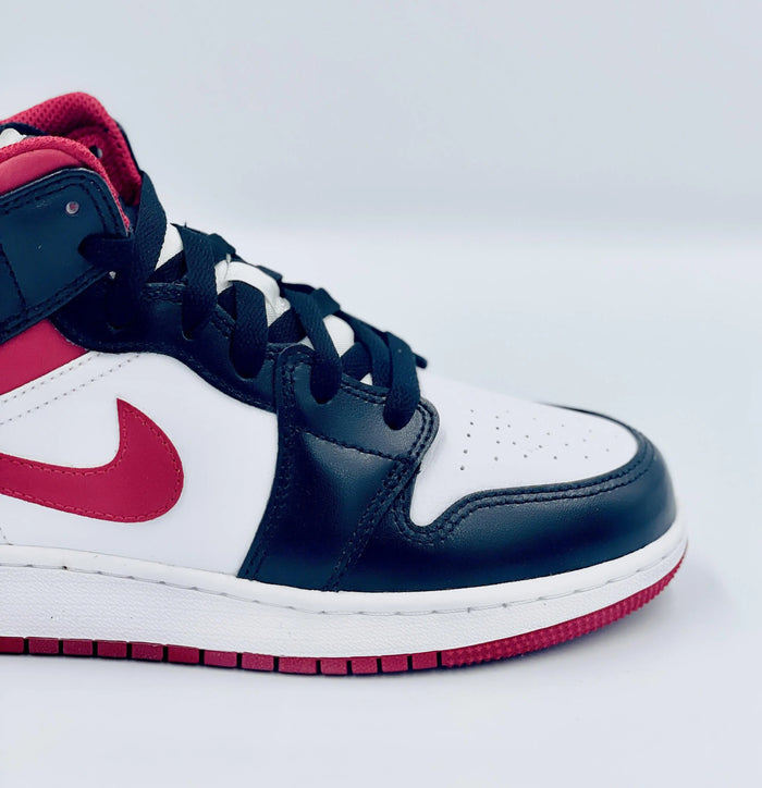 Shop the Air Jordan 1 Mid 'Gym Red' (GS) and discover the latest and hottest shoes from Air Jordan, Nike, Yeezy and more at SA Sneakers, your #1 online store for limited sneakers in Switzerland.