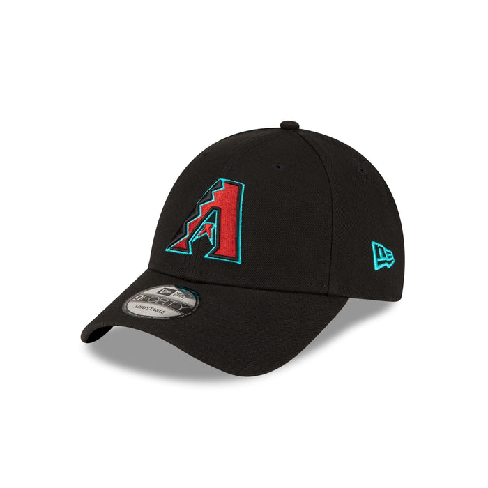 https://cdn.shopify.com/s/files/1/0601/2554/4675/files/60495370_60498446_9FORTY_THELEAGUEALT_ARIDIA_BLKBLK_3QL.jpg?v=1705601002