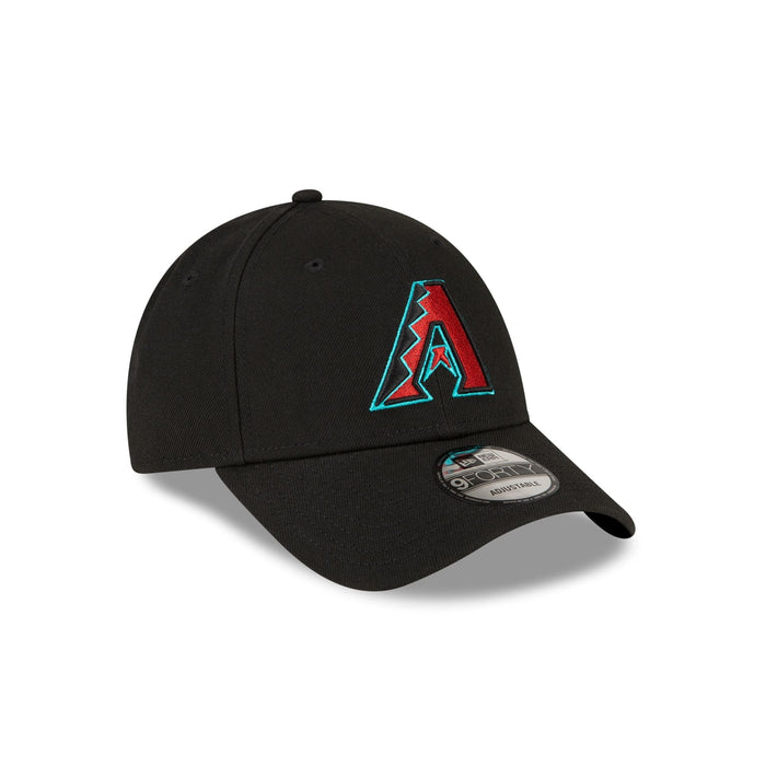https://cdn.shopify.com/s/files/1/0601/2554/4675/files/60495370_60498446_9FORTY_THELEAGUEALT_ARIDIA_BLKBLK_3QR.jpg?v=1705601002