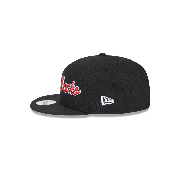 https://cdn.shopify.com/s/files/1/0601/2554/4675/files/60439636_9FIFTY_JR950EGSCRIPT_ARIDIA_OTC_LSIDE.jpg?v=1724763181