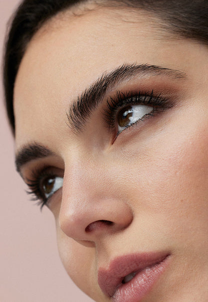 lavera Butterfly Effect Mascara Beautiful Black in der Anwendung