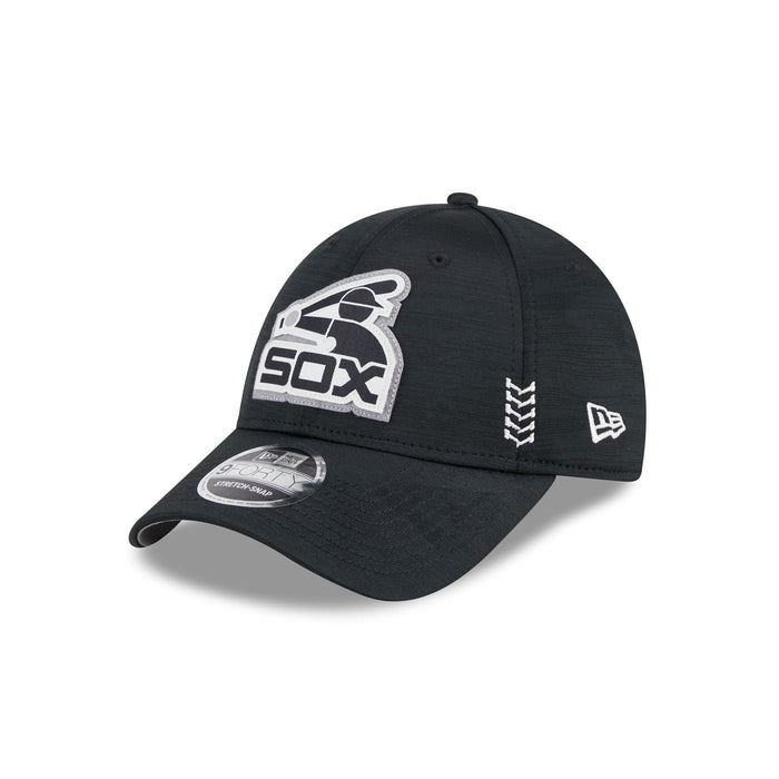 https://cdn.shopify.com/s/files/1/0601/2554/4675/files/60490781_9FORTYSS_MLB24CHOF940_CHIWHI_OTC_3QL.jpg?v=1706806336
