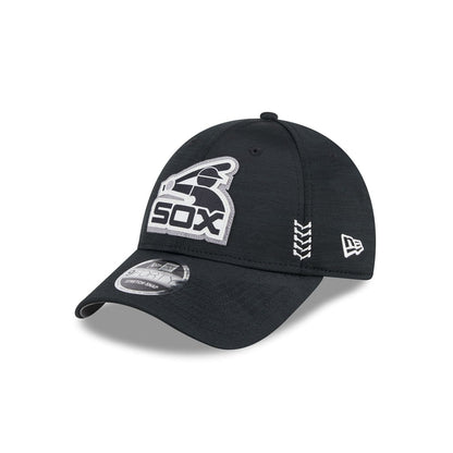 https://cdn.shopify.com/s/files/1/0601/2554/4675/files/60490781_9FORTYSS_MLB24CHOF940_CHIWHI_OTC_3QL.jpg?v=1706806336