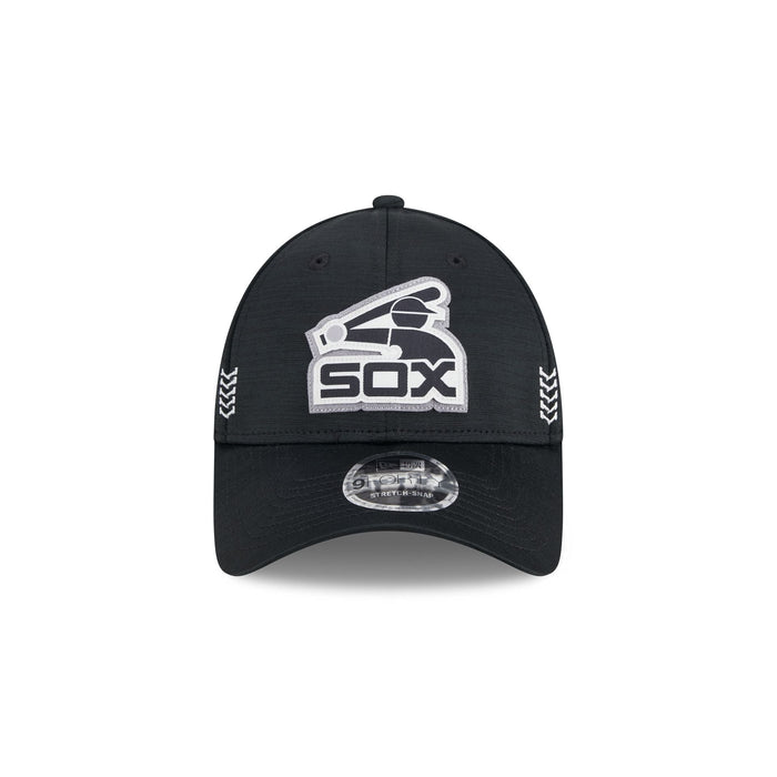 https://cdn.shopify.com/s/files/1/0601/2554/4675/files/60490781_9FORTYSS_MLB24CHOF940_CHIWHI_OTC_F.jpg?v=1706806336