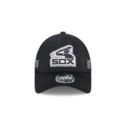 https://cdn.shopify.com/s/files/1/0601/2554/4675/files/60490781_9FORTYSS_MLB24CHOF940_CHIWHI_OTC_F.jpg?v=1706806336