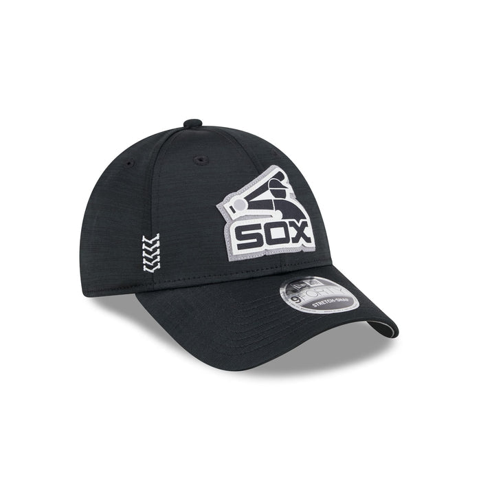 https://cdn.shopify.com/s/files/1/0601/2554/4675/files/60490781_9FORTYSS_MLB24CHOF940_CHIWHI_OTC_3QR.jpg?v=1706806336