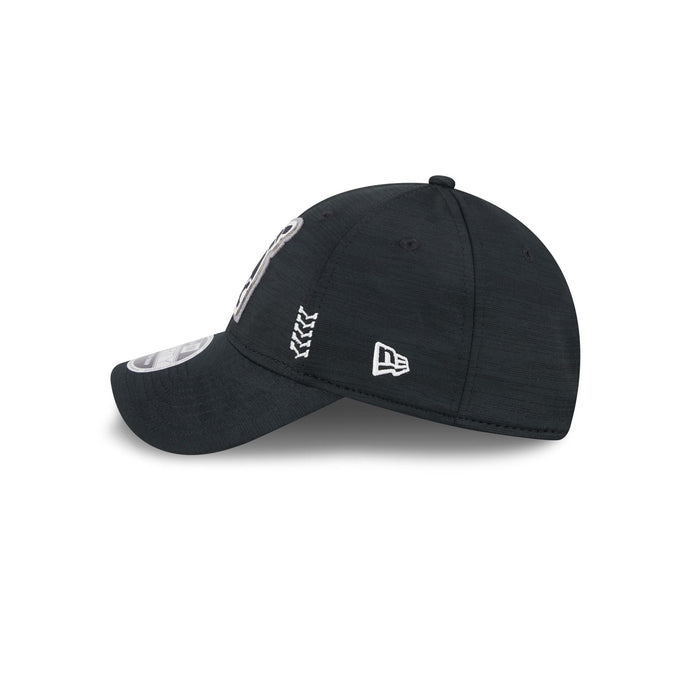 https://cdn.shopify.com/s/files/1/0601/2554/4675/files/60490781_9FORTYSS_MLB24CHOF940_CHIWHI_OTC_LSIDE.jpg?v=1706806336