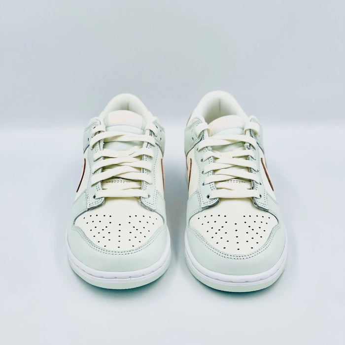 Shop the Nike Dunk Low 'Barely Green' (W) and discover the latest and hottest shoes from Air Jordan, Nike, Yeezy and more at SA Sneakers, your #1 online store for limited sneakers in Switzerland.