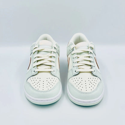 Shop the Nike Dunk Low 'Barely Green' (W) and discover the latest and hottest shoes from Air Jordan, Nike, Yeezy and more at SA Sneakers, your #1 online store for limited sneakers in Switzerland.