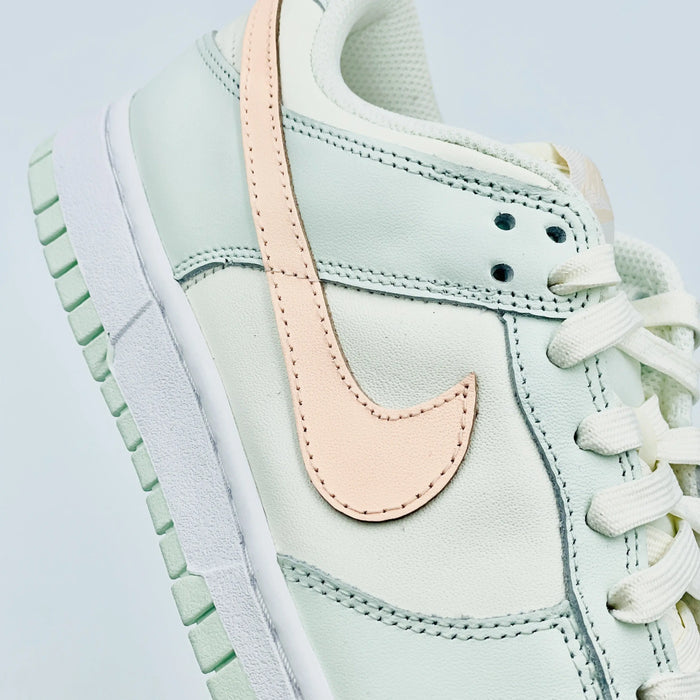 Shop the Nike Dunk Low 'Barely Green' (W) and discover the latest and hottest shoes from Air Jordan, Nike, Yeezy and more at SA Sneakers, your #1 online store for limited sneakers in Switzerland.
