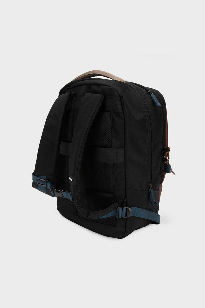 Mochila Travel Nala M Reciclada Burdeo 32L.
