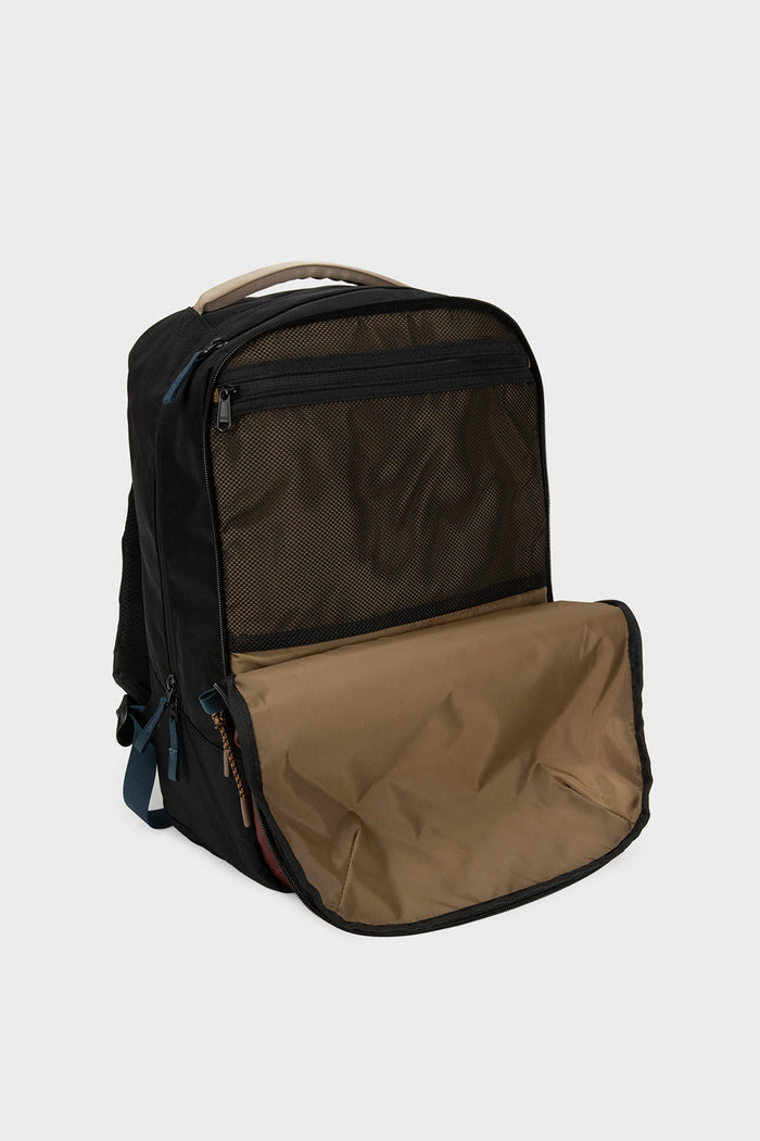 Mochila Travel Nala M Reciclada Burdeo 32L.