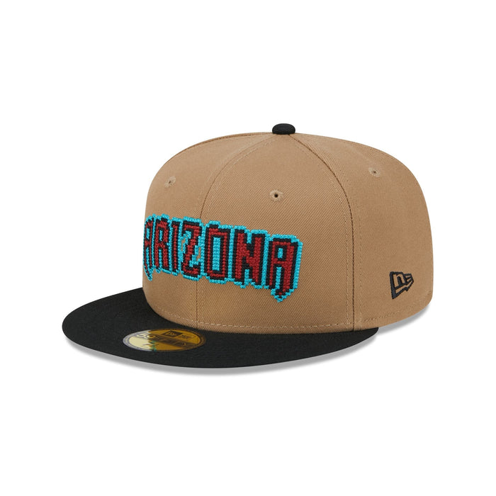 https://cdn.shopify.com/s/files/1/0601/2554/4675/files/60573327_59FIFTY_CLASSIC8-BITWORDMA_ARIDIA_KHK_3QL.jpg?v=1726173631