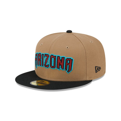 https://cdn.shopify.com/s/files/1/0601/2554/4675/files/60573327_59FIFTY_CLASSIC8-BITWORDMA_ARIDIA_KHK_3QL.jpg?v=1726173631