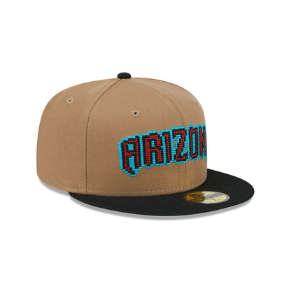 https://cdn.shopify.com/s/files/1/0601/2554/4675/files/60573327_59FIFTY_CLASSIC8-BITWORDMA_ARIDIA_KHK_3QR.jpg?v=1726173632
