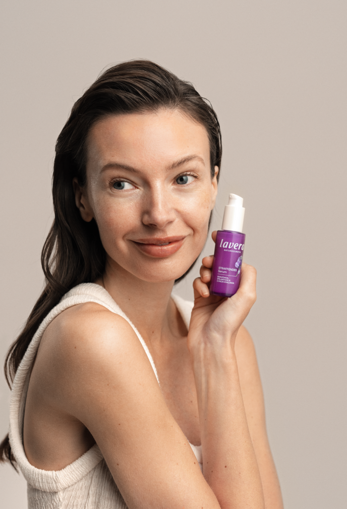 lavera Straffendes Serum in der Anwendung
