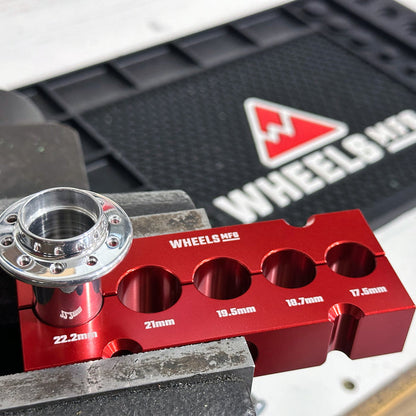 Vise Shaft Clamp Medium - For medium sized common axle and suspension components